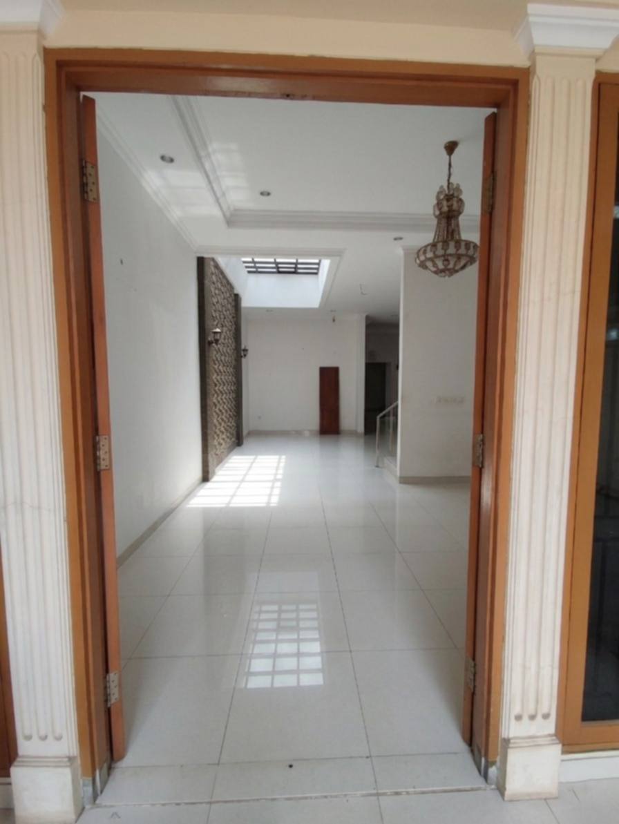 masuk pintu utama